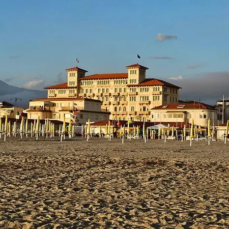 Per Le Vacanze Vicino Al Mare, In Zona Centrale! شقة فياريجيو